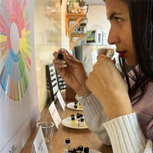 Mujer identifica fragancias del café con la rueda de sabores